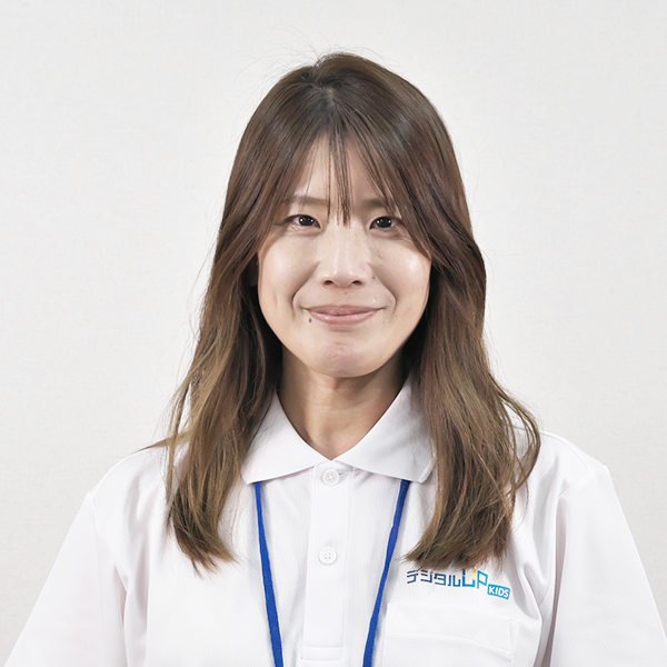 デジタルアップKIDSプログラミング教室の教師